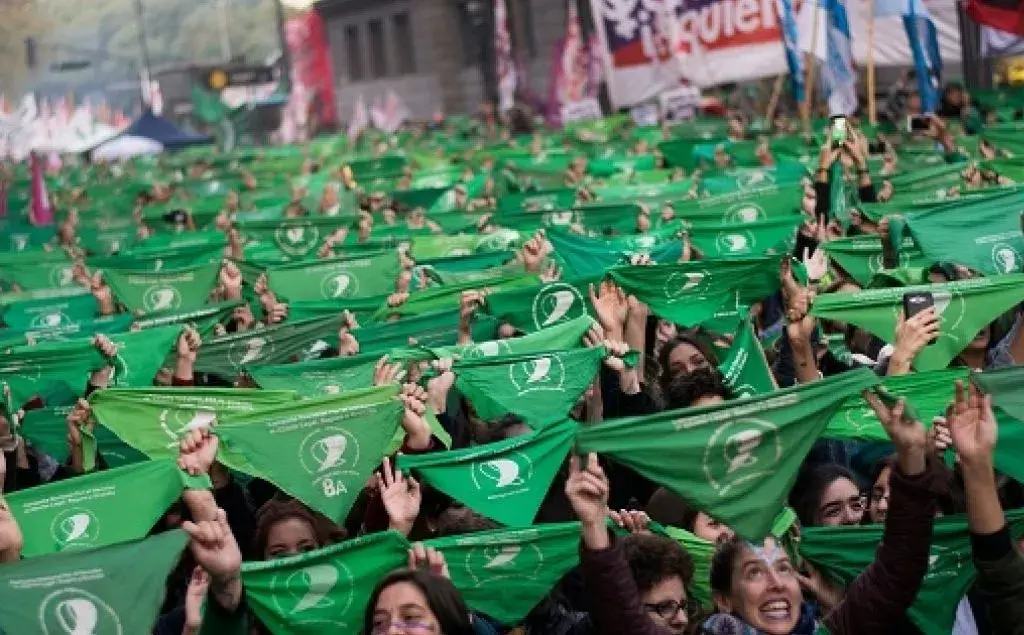 Miles de mujeres alzando su pañuelo verde