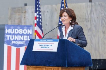 gobernadora de Nueva York, Kathy Hochul, durante una rueda de prensa en Nueva York