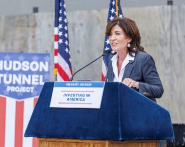 gobernadora de Nueva York, Kathy Hochul, durante una rueda de prensa en Nueva York