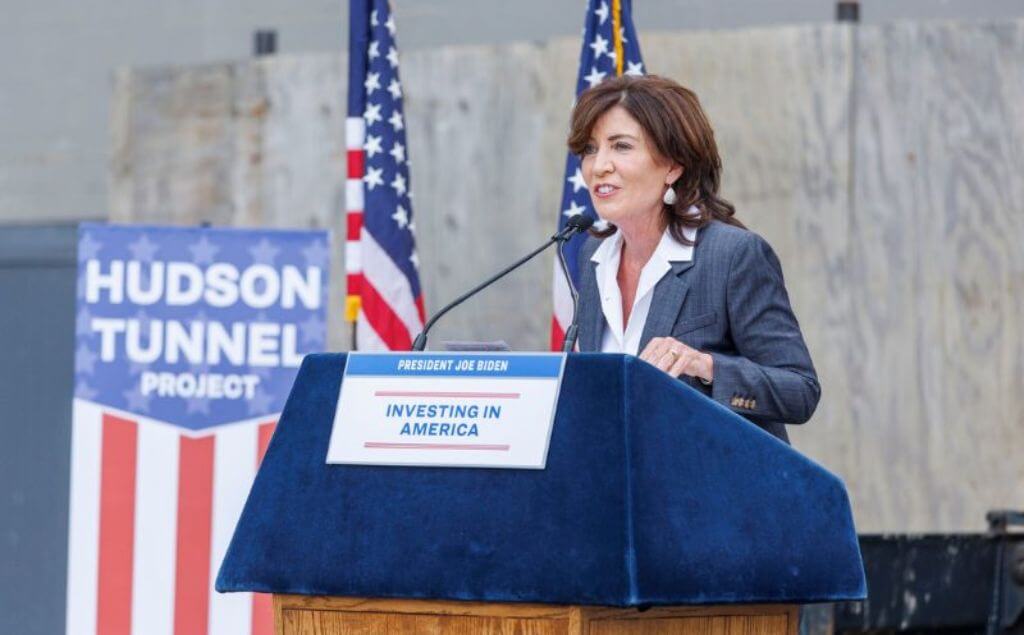 gobernadora de Nueva York, Kathy Hochul, durante una rueda de prensa en Nueva York