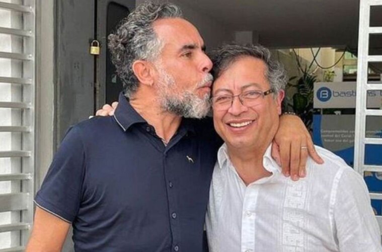 Armando Benedetti besando a Gustavo Petro