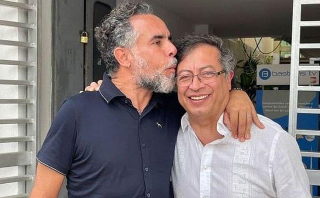 Armando Benedetti besando a Gustavo Petro