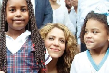 Shakira y niñas de su fundación