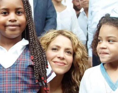 Shakira y niñas de su fundación