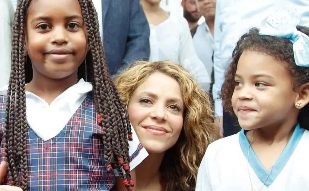 Shakira y niñas de su fundación