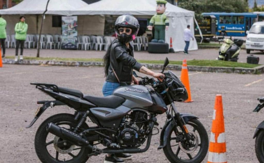 Mujeres Motociclistas En Bogotá