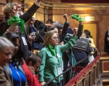 activistas durante la votación en Versailles sobre la inscripción de la libertad para abortar en la Constitución francesa