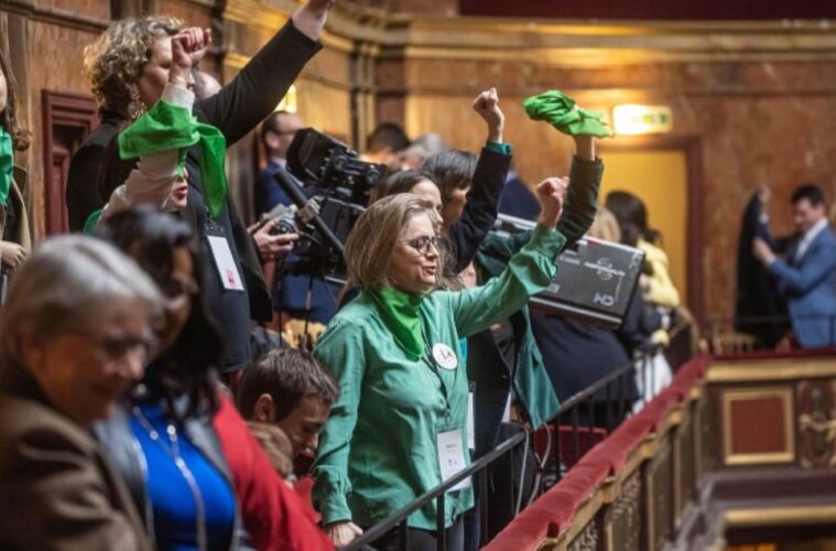 activistas durante la votación en Versailles sobre la inscripción de la libertad para abortar en la Constitución francesa