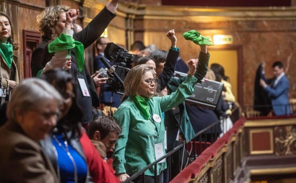 activistas durante la votación en Versailles sobre la inscripción de la libertad para abortar en la Constitución francesa