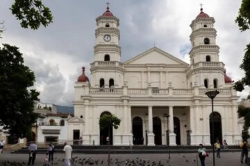 Plazoleta principal de Envigado, en donde está ubicada la parroquia Santa Gertrudis.