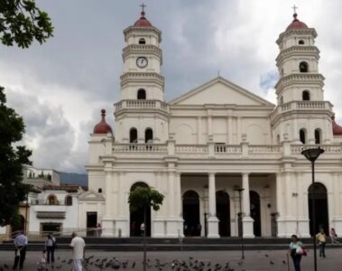 Plazoleta principal de Envigado, en donde está ubicada la parroquia Santa Gertrudis.