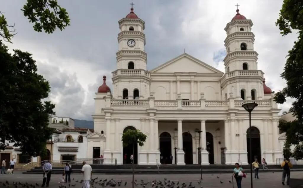 Plazoleta principal de Envigado, en donde está ubicada la parroquia Santa Gertrudis.