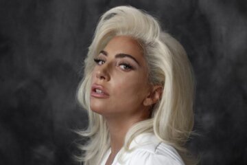 Lady Gaga posando para la portada de una revista