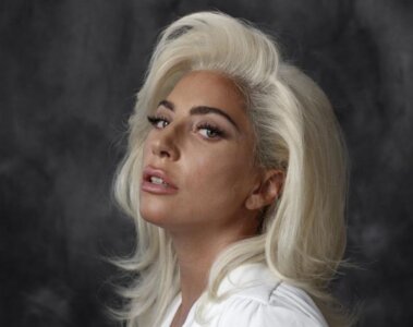 Lady Gaga posando para la portada de una revista