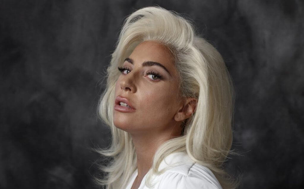 Lady Gaga posando para la portada de una revista