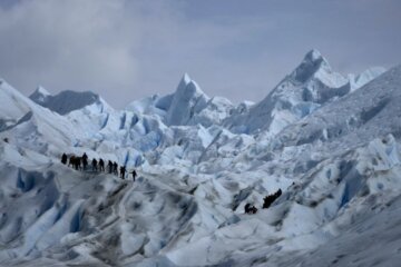 Turistas caminan sobre el glaciar Perito Moreno