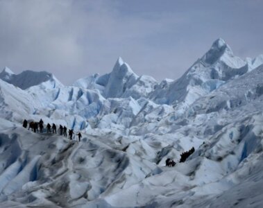 Turistas caminan sobre el glaciar Perito Moreno