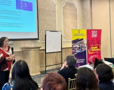 presidenta del Comité de Expertas del Mesecvi, Gloria Camacho, durante una charla a mujeres de Ecuador