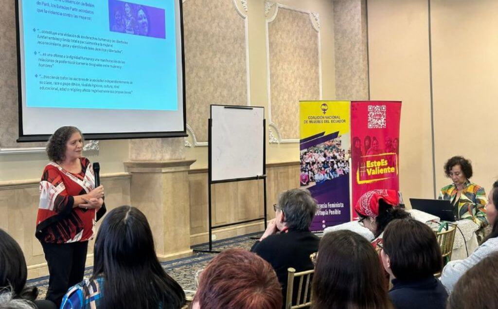 presidenta del Comité de Expertas del Mesecvi, Gloria Camacho, durante una charla a mujeres de Ecuador