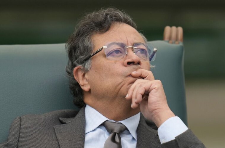 Gustavo Petro pensando