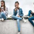 Jóvenes en su celular