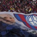 Bandera del Papa en estadio