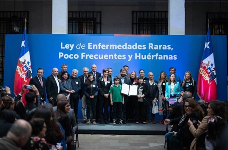 Boric firmando ley de enfermedades