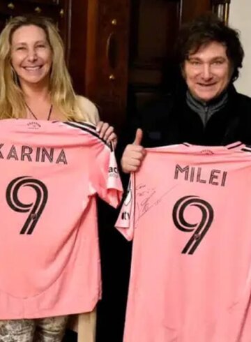 Milei posando con una camisa del equipo en que juega Messi