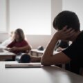 Niños en un salon de clase