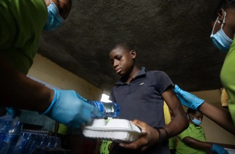 personas haciendo fila para recibir comida del Programa Mundial de Alimentos