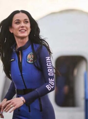 Katy perry en frente de un cohete