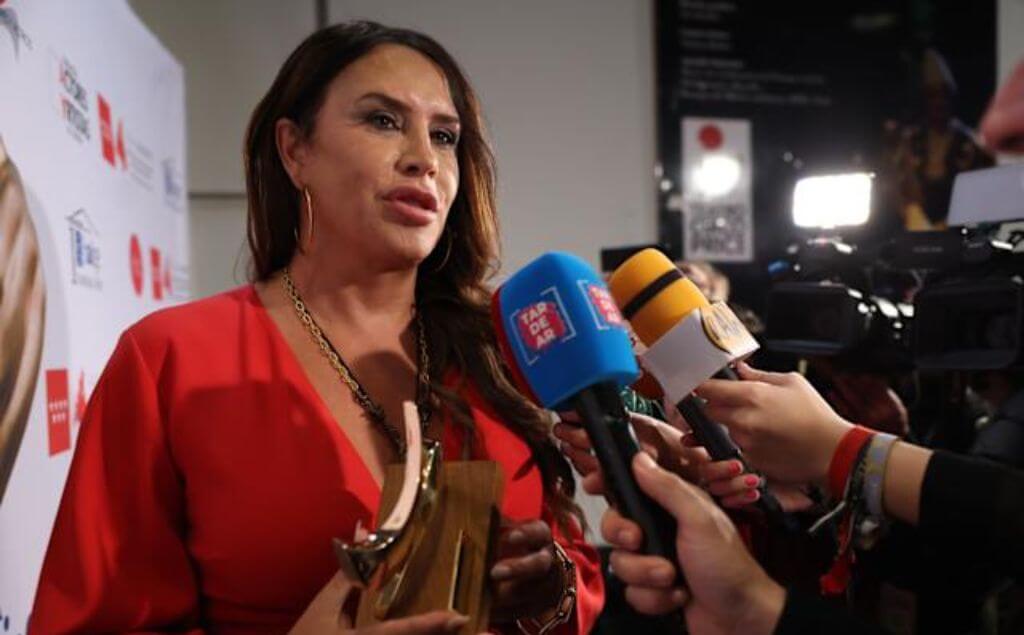 Karla Gascon en rueda de prensa