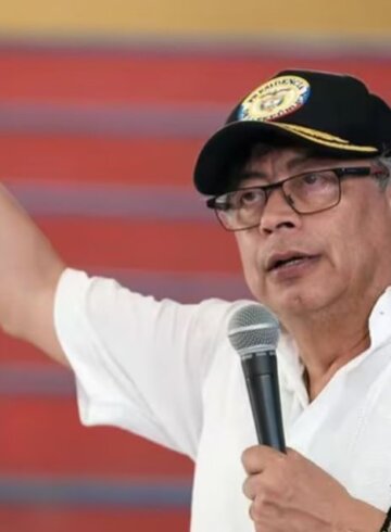 Petro hablando en un evento