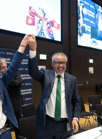Tedros Adhanom Ghebreyesus, director general de la OMS, celebra en la madrugada del miércoles en Ginebra el consenso sobre el borrador del acuerdo de pandemias.