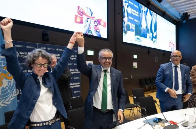 Tedros Adhanom Ghebreyesus, director general de la OMS, celebra en la madrugada del miércoles en Ginebra el consenso sobre el borrador del acuerdo de pandemias.