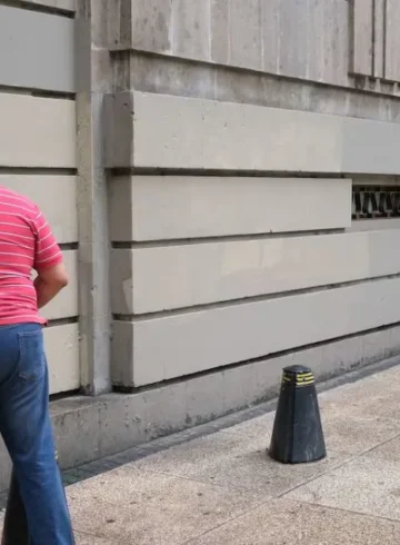 Personas pintando una pared
