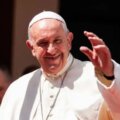 papa Francisco saludando