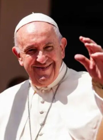 papa Francisco saludando