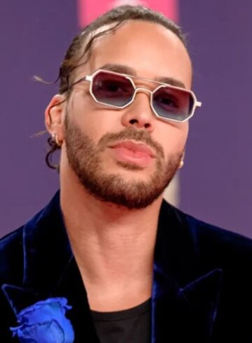 Prince Royce attends the red carpet during Univision's 37th Premio Lo Nuestro