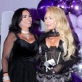 nia Clavell e Ivy Queen en el evento Billboard y BRAVAS Entertainment