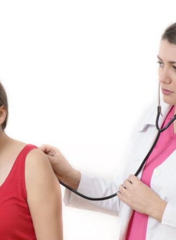 persona tosiendo mientras el medico la revisa