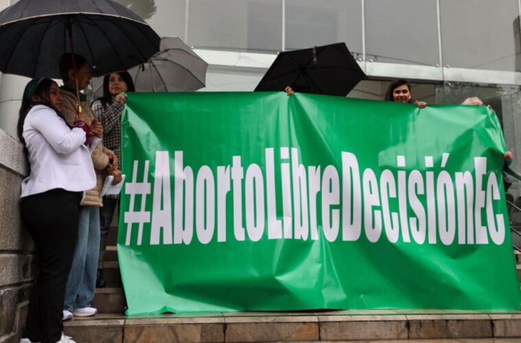 Organizaciones feministas de Ecuador sostienen una pancarta a favor del aborto en los exteriores de la Corte Constitucional en Quito