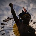 Un indígena participa en el Campamento Tierra Libre este lunes, en Brasilia