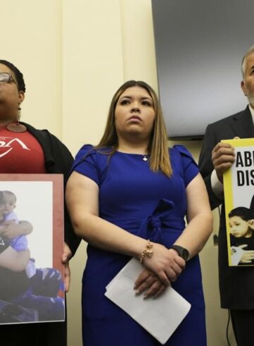 Esposa del hombre deportado por error defiende su inocencia