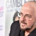 director James Toback posando antes de la proyección de la película "Tyson"