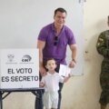 El presidente de Ecuador y candidato a la reelección, Daniel Noboa, vota acompañado de uno de sus hijos,