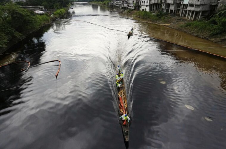 rio contaminado por petróleo