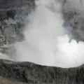 Volcán botando ceniza