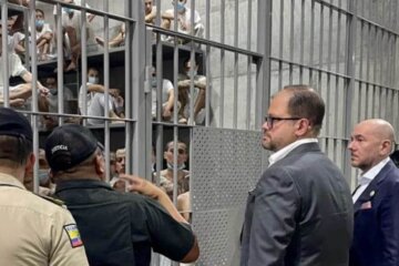 Funcionarios de Ecuador en el Cecot