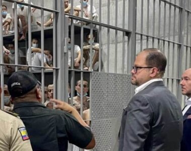 Funcionarios de Ecuador en el Cecot